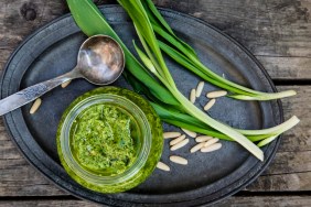 selbstgemachtes Bärlauchpesto, frischer Bärlauch, Pinienkerne, Löffel, Holztisch, Studio