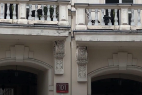 dog plays fetch with strangers from balcony