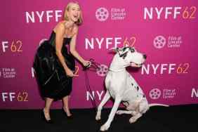 Naomi Watts y su coprotagonista, Bing, un gran danés.