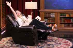 Drew Barrymore con perros en The Tonight Show.